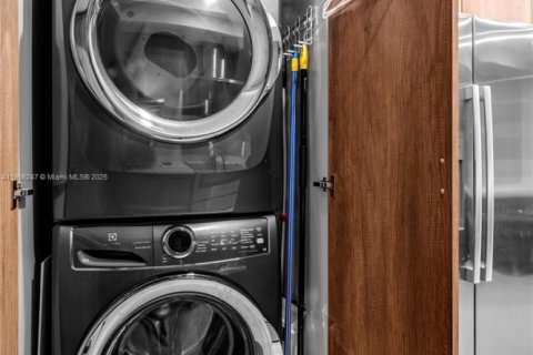Condo in Miami, Florida, 3 bedrooms  № 2035598 - photo 28