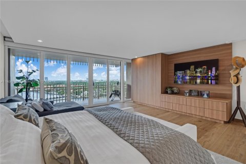 Condo in Miami, Florida, 3 bedrooms  № 2035598 - photo 2
