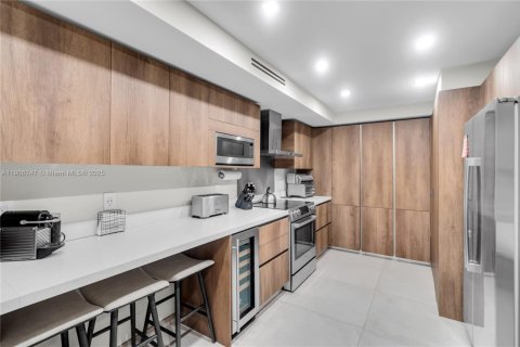 Condo in Miami, Florida, 3 bedrooms  № 2035598 - photo 18