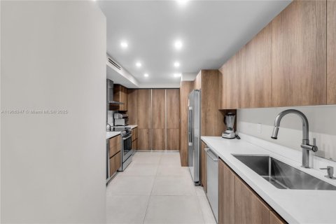 Condo in Miami, Florida, 3 bedrooms  № 2035598 - photo 16