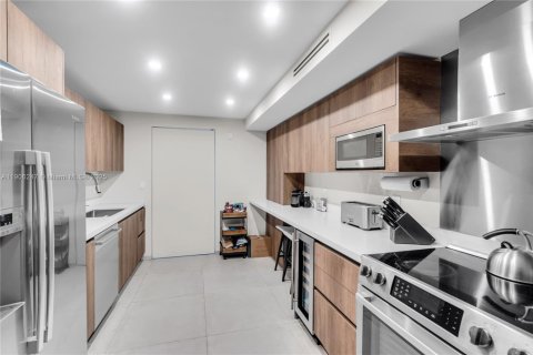 Condo in Miami, Florida, 3 bedrooms  № 2035598 - photo 17