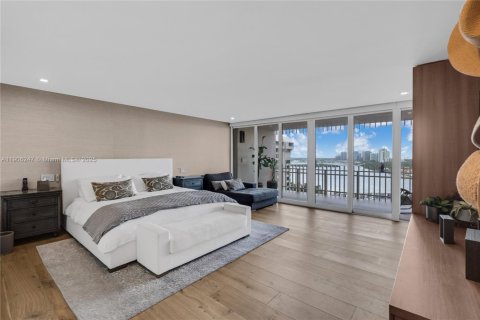 Condo in Miami, Florida, 3 bedrooms  № 2035598