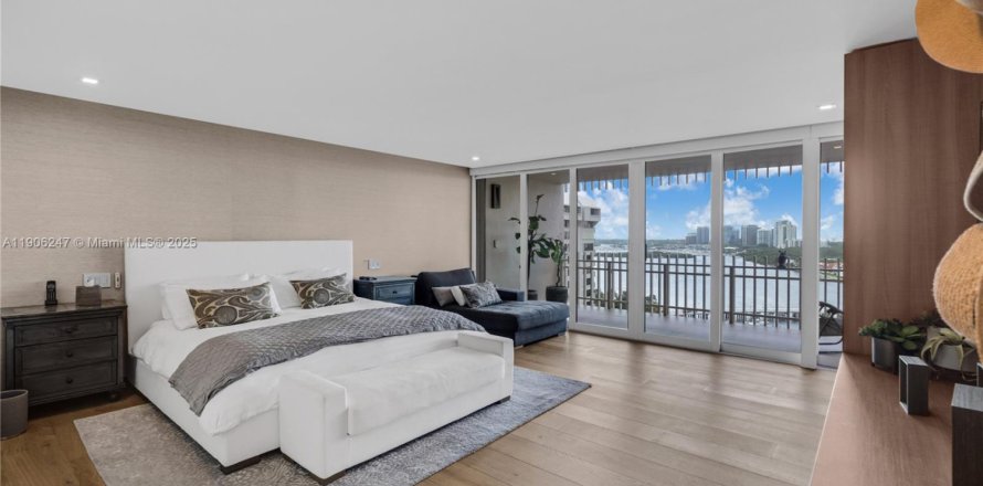 Condo in Miami, Florida, 3 bedrooms  № 2035598