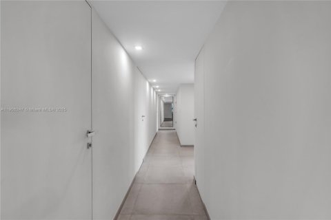 Condo in Miami, Florida, 3 bedrooms  № 2035598 - photo 19