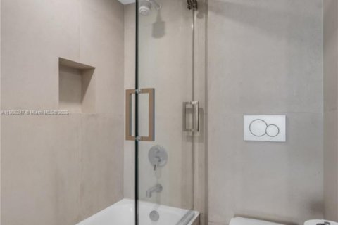Condo in Miami, Florida, 3 bedrooms  № 2035598 - photo 25