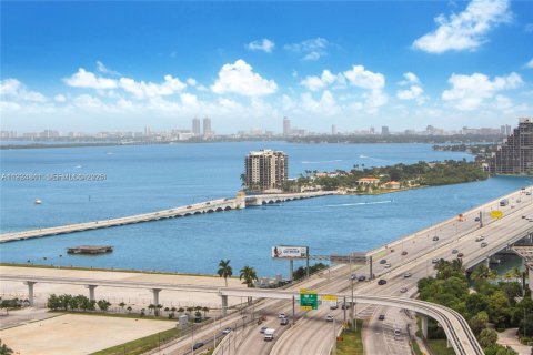 Снять в аренду кондоминиум в Майами, Флорида 2 спальни, 153.01м2, № 1982809 - фото 1