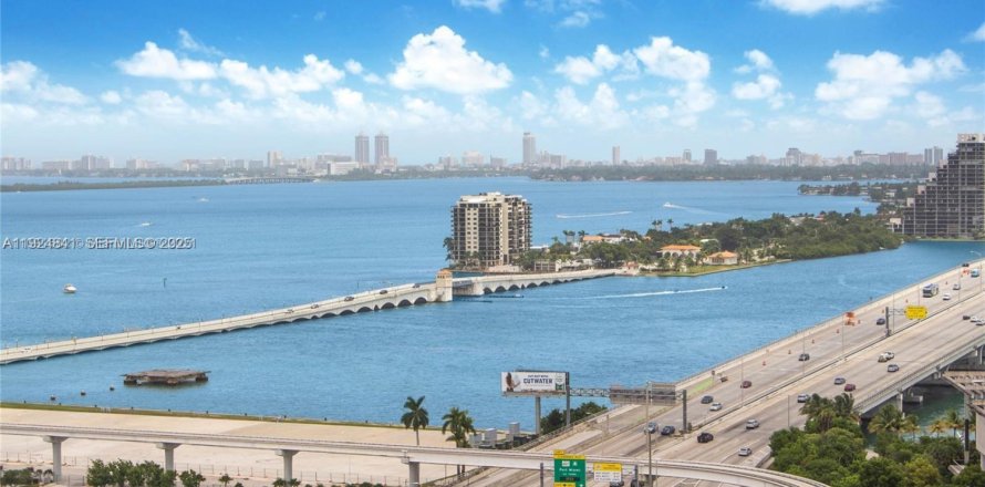 Кондоминиум с 2 спальнями в Майами, Флорида № 1982809