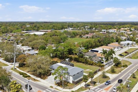 House in Sarasota, Florida 3 bedrooms, 159.79 sq.m. № 2142997 - photo 6