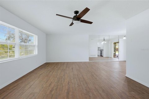 House in Sarasota, Florida 3 bedrooms, 159.79 sq.m. № 2142997 - photo 11