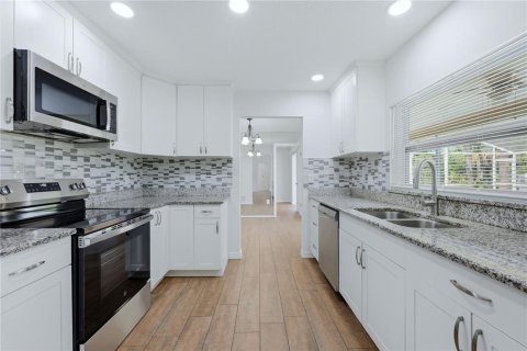 House in Sarasota, Florida 3 bedrooms, 159.79 sq.m. № 2142997 - photo 18
