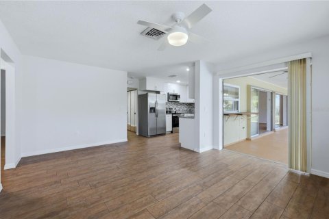 House in Sarasota, Florida 3 bedrooms, 159.79 sq.m. № 2142997 - photo 22