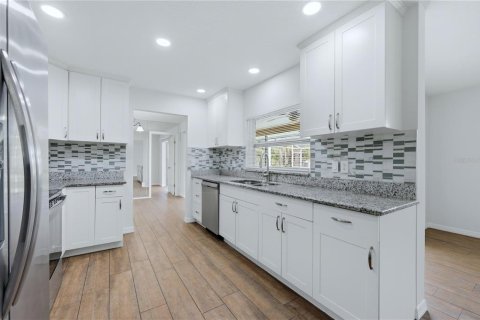 House in Sarasota, Florida 3 bedrooms, 159.79 sq.m. № 2142997 - photo 19