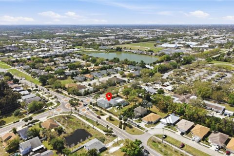 House in Sarasota, Florida 3 bedrooms, 159.79 sq.m. № 2142997 - photo 2