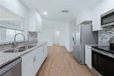 House in Sarasota, Florida 3 bedrooms, 159.79 sq.m. № 2142997 - photo 17