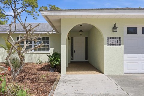 House in Sarasota, Florida 3 bedrooms, 159.79 sq.m. № 2142997 - photo 9