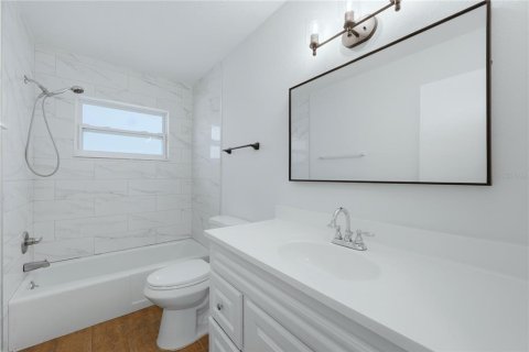 House in Sarasota, Florida 3 bedrooms, 159.79 sq.m. № 2142997 - photo 30
