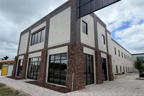 Propiedad comercial en venta en Kissimmee, Florida, 122.17 m2 № 2105046 - foto 3