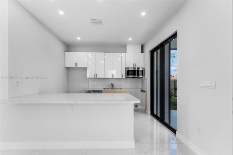 Townhouse in Miami, Florida 3 bedrooms № 1974964 - photo 6
