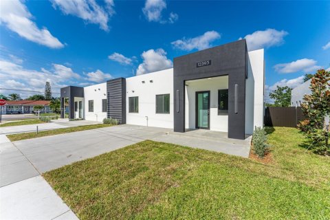 Townhouse in Miami, Florida 3 bedrooms № 1974964 - photo 2