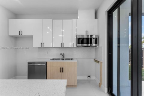 Townhouse in Miami, Florida 3 bedrooms № 1974964 - photo 7