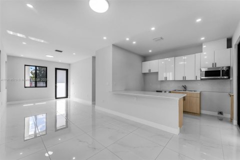 Townhouse in Miami, Florida 3 bedrooms № 1974964 - photo 5
