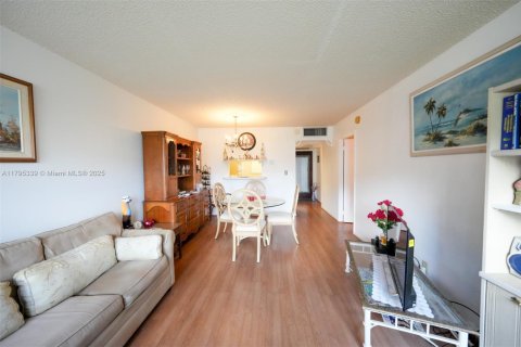 Condo in Lauderdale Lakes, Florida, 1 bedroom  № 1737701 - photo 18