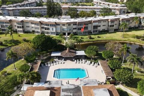 Condo in Lauderdale Lakes, Florida, 1 bedroom  № 1737701 - photo 2