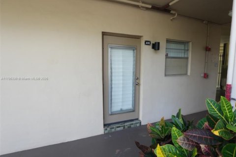 Condo in Lauderdale Lakes, Florida, 1 bedroom  № 1737701 - photo 11