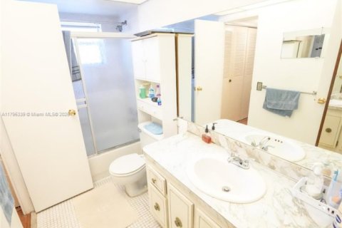 Condo in Lauderdale Lakes, Florida, 1 bedroom  № 1737701 - photo 27