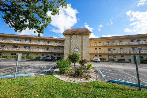 Condo in Lauderdale Lakes, Florida, 1 bedroom  № 1737701 - photo 10