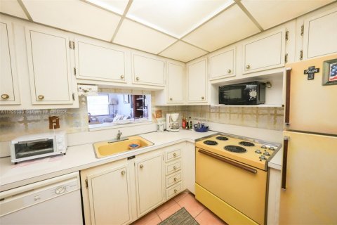 Condo in Lauderdale Lakes, Florida, 1 bedroom  № 1737701 - photo 13