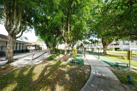 Condo in Lauderdale Lakes, Florida, 1 bedroom  № 1737701 - photo 9