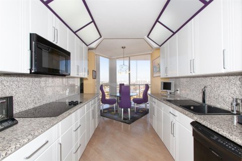 Condo in Aventura, Florida, 2 bedrooms  № 1962659 - photo 13