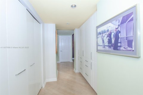 Condo in Aventura, Florida, 2 bedrooms  № 1962659 - photo 16