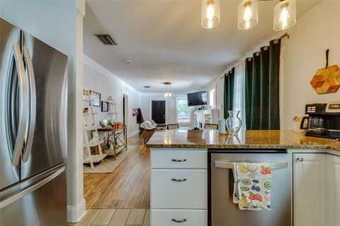 House in Tampa, Florida 3 bedrooms, 98.48 sq.m. № 1869262 - photo 8