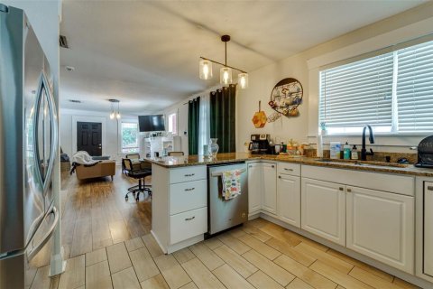 Villa ou maison à louer à Tampa, Floride: 3 chambres, 98.48 m2 № 1869262 - photo 4