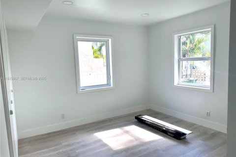 House in Miami, Florida 2 bedrooms, 91.04 sq.m. № 1984314 - photo 7