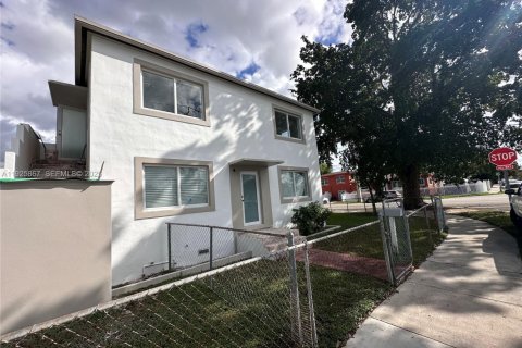 House in Miami, Florida 2 bedrooms, 91.04 sq.m. № 1984314