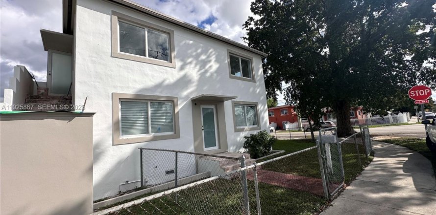 House in Miami, Florida 2 bedrooms, 91.04 sq.m. № 1984314