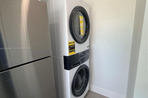 House in Miami, Florida 2 bedrooms, 91.04 sq.m. № 1984314 - photo 6