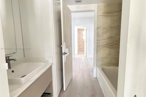 House in Miami, Florida 2 bedrooms, 91.04 sq.m. № 1984314 - photo 13