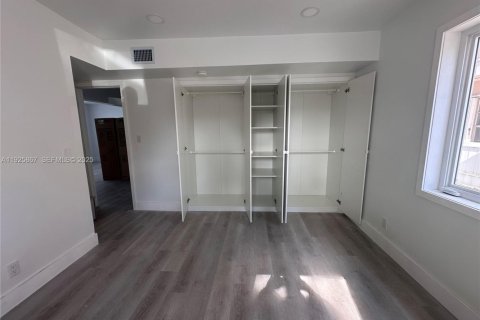 House in Miami, Florida 2 bedrooms, 91.04 sq.m. № 1984314 - photo 9