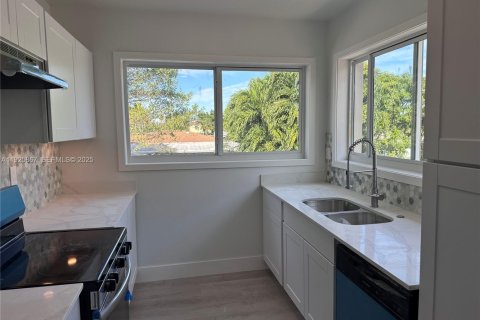 House in Miami, Florida 2 bedrooms, 91.04 sq.m. № 1984314 - photo 4