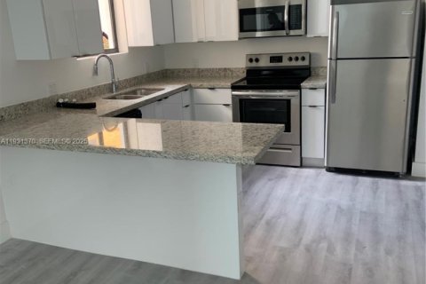 Appartement à louer à Hialeah, Floride: 2 chambres, 80.36 m2 № 1990307 - photo 6