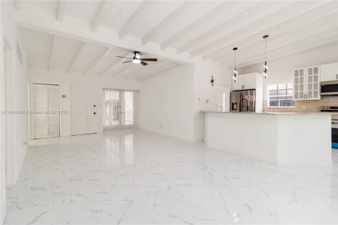 Casa en venta en Hollywood, Florida, 3 dormitorios № 1882268 - foto 13