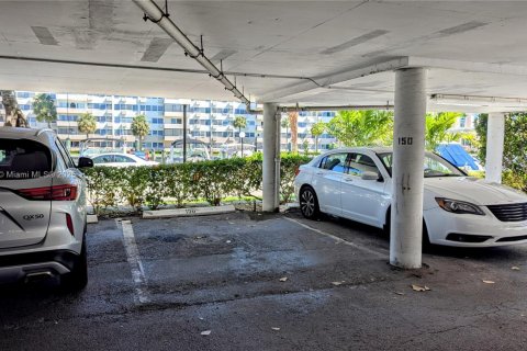 Condo in Sunny Isles Beach, Florida, 3 bedrooms  № 1635595 - photo 26