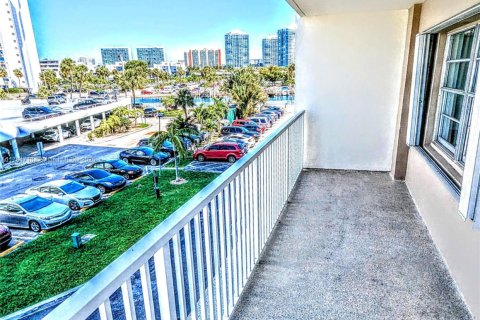 Condo in Sunny Isles Beach, Florida, 3 bedrooms  № 1635595 - photo 16
