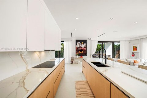 House in Miami Beach, Florida 7 bedrooms, 562.8 sq.m. № 1973173 - photo 26