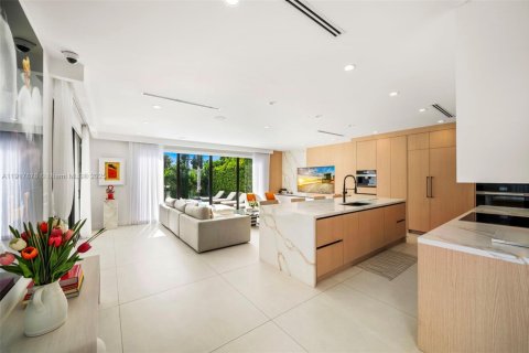Casa en venta en Miami Beach, Florida, 7 dormitorios, 562.8 m2 № 1973173 - foto 6