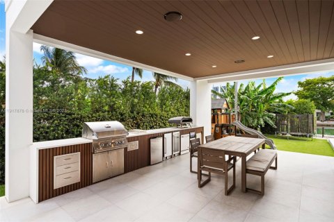 House in Miami Beach, Florida 7 bedrooms, 562.8 sq.m. № 1973173 - photo 22